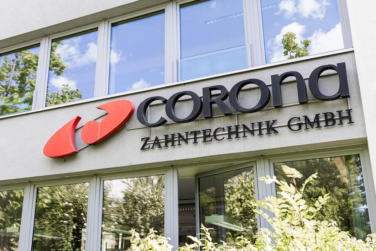 Aussenfassade mit dem Corona Zahntechnik Logo als Schild.