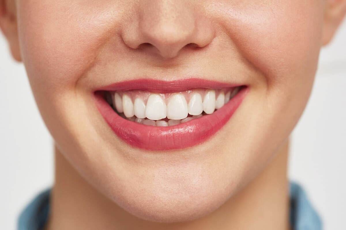 Nahaufnahme eines lächelnden Mundes.