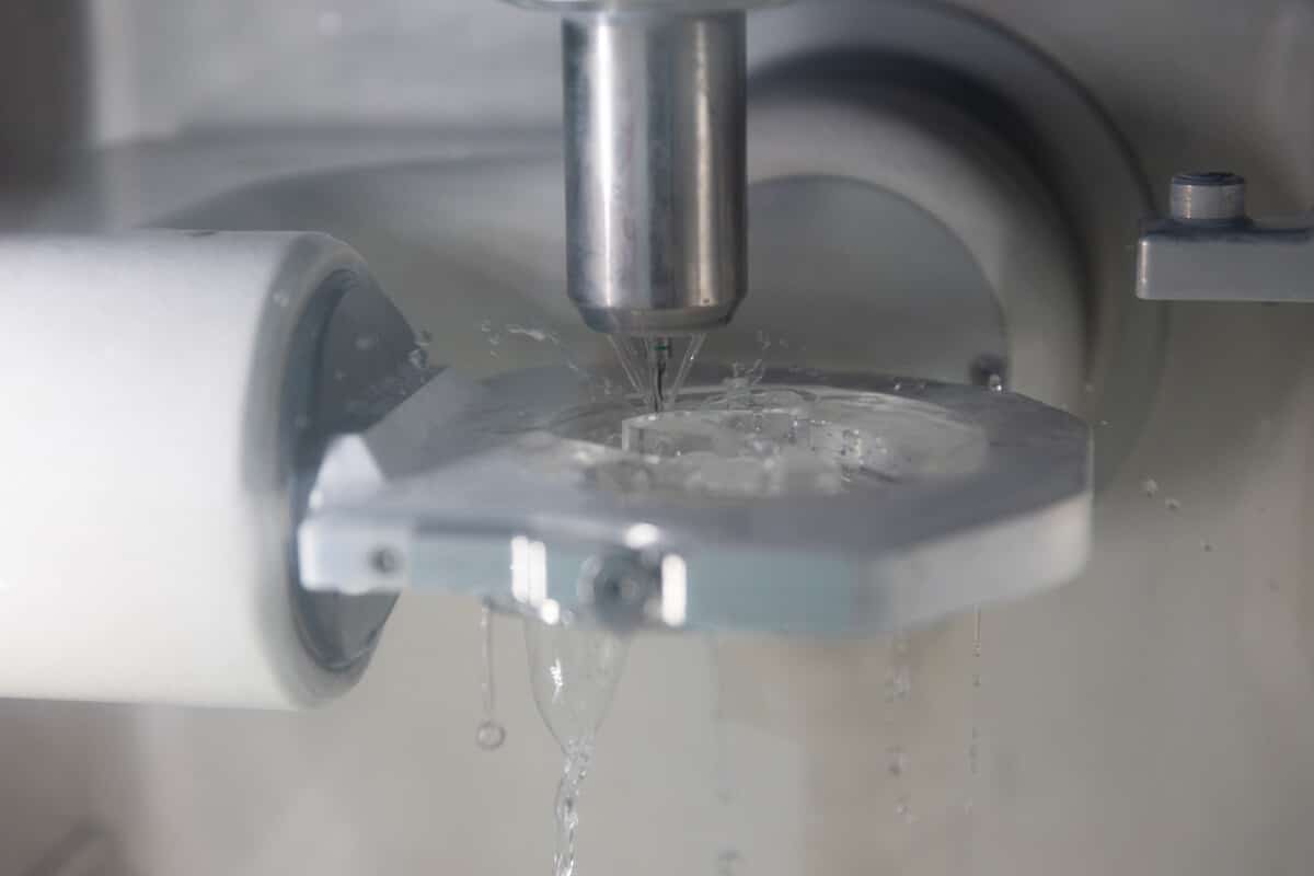 Fräszentrum fertigt einen Sportmundschutz aus transparentem Material.